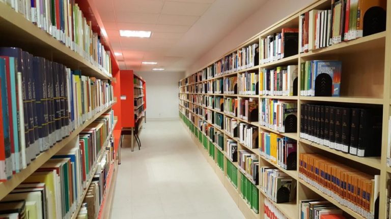 El libro universitario en la universidad y también en la calle