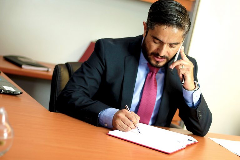 Estudiante matriculando al máster de abogacía