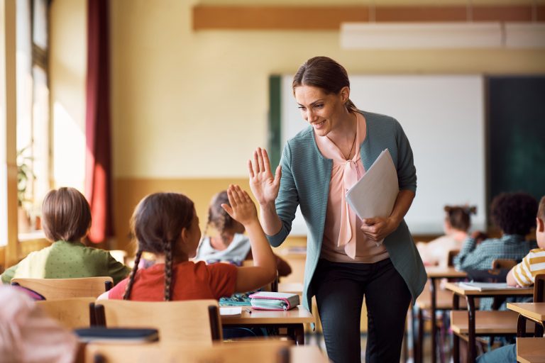España destaca por aumentar su inversión en educación en los últimos 8 años