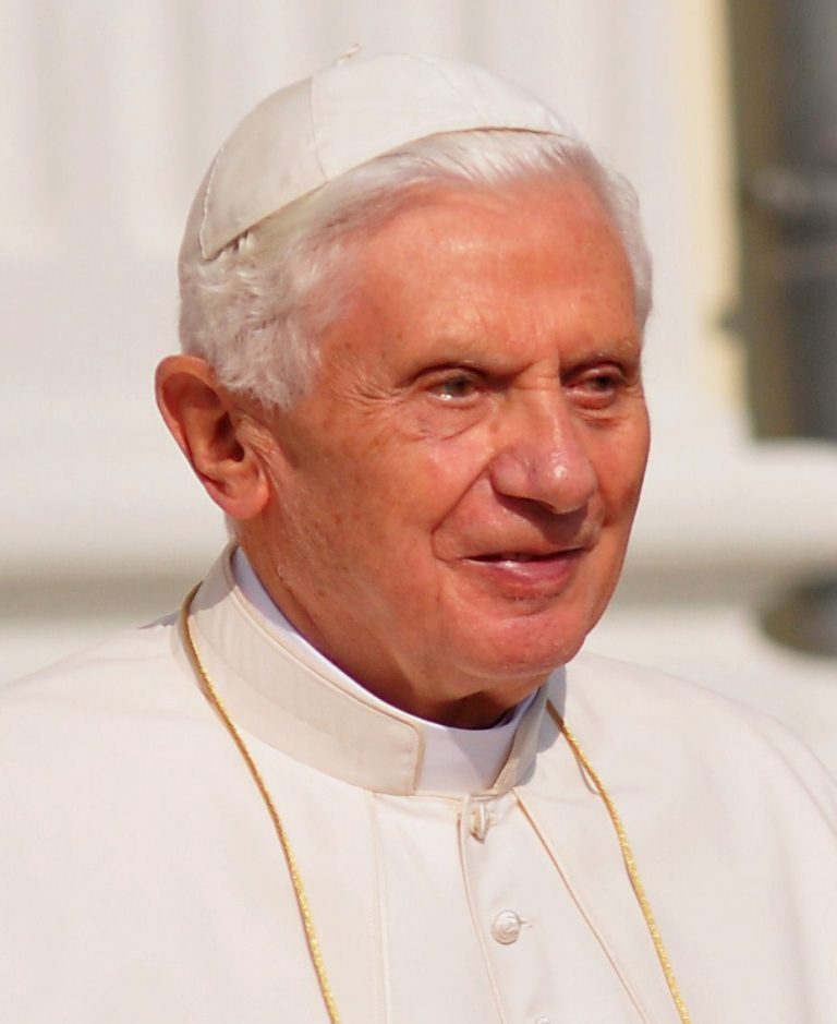 De WDKrauseDerivate work: EeuHP (talk) - WDKrause's File:Besuch S H Papst Benedikt XVI in Berlin 22 09 2011.jpg, CC BY-SA 3.0, https://commons.wikimedia.org/w/index.php?curid=25218232