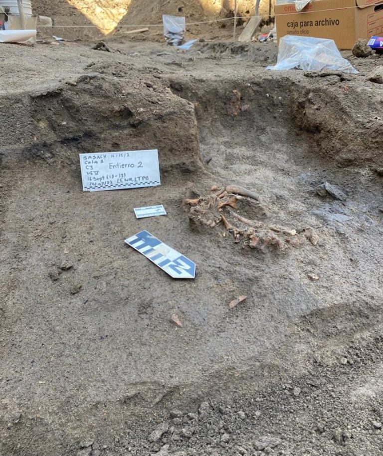 Arqueólogos descubren once entierros humanos y una piedra con petrograbado en un municipio mexicano