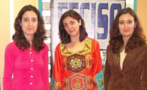 María (izquierda) y Laura Lara Martínez (derecha) con Espido Freire