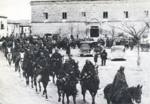 Soldados nacionales con el palacio de Cogolludo al fondo