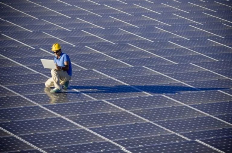 pisar-paneles-fotovoltaicos