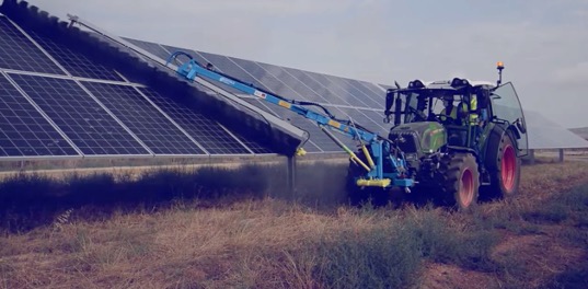 tractores para limpiar placas solares