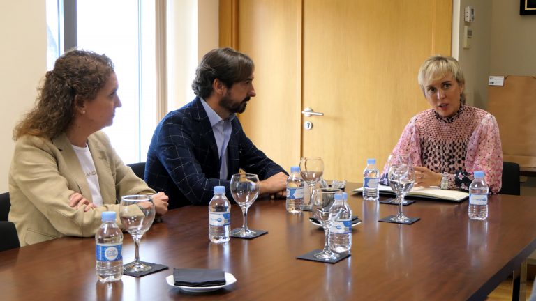 Carme Artigas, durante un encuentro informal en el Campus de la UDIMA con sus presidente, Aránzazu y Arturo de las Heras