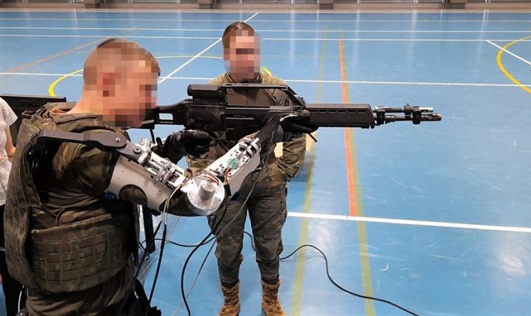 Presentan un exoesqueleto para uso militar capaz de levantar hasta 40 kilos sin que el usuario note su peso