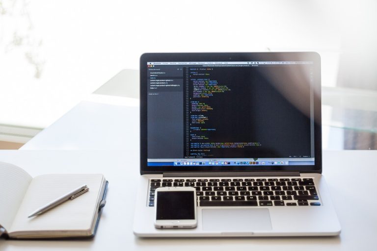 Codificación, el lenguaje invisible que conecta nuestro mundo digital