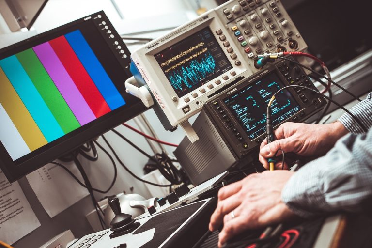 ¿Te apasiona la tecnología? Descubre las fascinantes diferencias entre estudiar Ingeniería de Telecomunicaciones e Ingeniería Electrónica