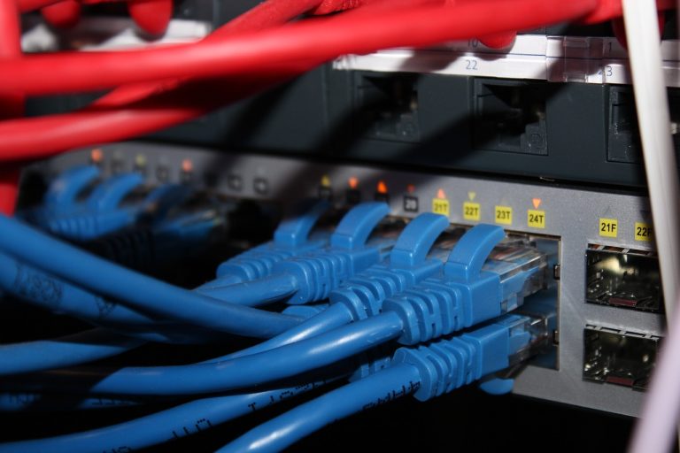 Del dial-up al 5G: la evolución histórica de la banda ancha