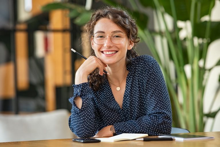 Informe de la Profesión Periodística 2021 (VI): Mayoría de mujeres en la comunicación empresarial