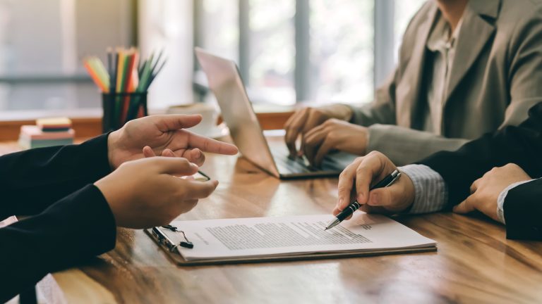 Explorando los roles dentro de un periódico: Evolución en la era de la IA y la modernidad