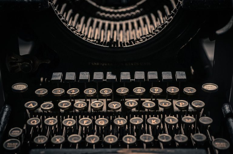 Plumilla trabajando: claves para mejorar las habilidades de escritura periodística