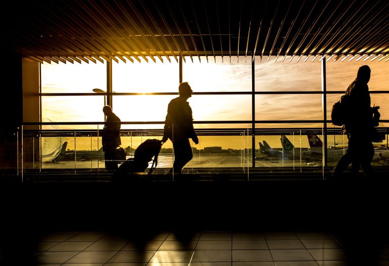 Guía para encontrar vuelos baratos y viajar de manera más económica